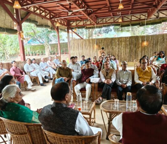 हिंदी दिवस पर लेखक गाँव की प्रकृति की पाठशाला में साहित्यकारों ने बिखेरे शब्द