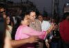 सीएम धामी ने अचानक रुकवाया काफिला, बच्चों और आमजन के साथ खिंचवाईं सेल्फी