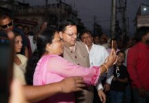सीएम धामी ने अचानक रुकवाया काफिला, बच्चों और आमजन के साथ खिंचवाईं सेल्फी