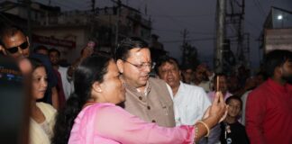सीएम धामी ने अचानक रुकवाया काफिला, बच्चों और आमजन के साथ खिंचवाईं सेल्फी