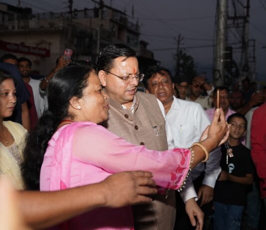 सीएम धामी ने अचानक रुकवाया काफिला, बच्चों और आमजन के साथ खिंचवाईं सेल्फी