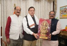 मुख्यमंत्री धामी से मध्य प्रदेश के कैबिनेट मंत्री राकेश शुक्ला ने की भेंट