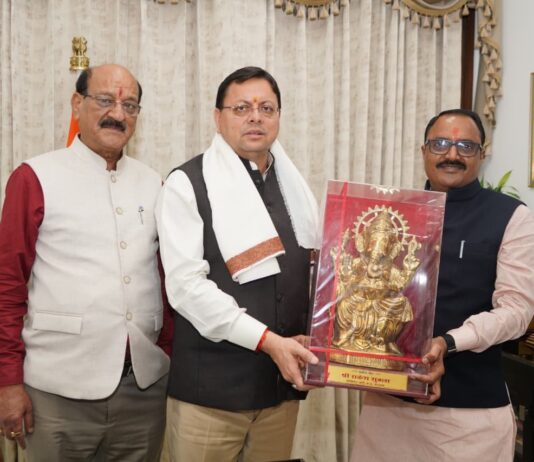 मुख्यमंत्री धामी से मध्य प्रदेश के कैबिनेट मंत्री राकेश शुक्ला ने की भेंट