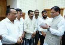 मुख्यमंत्री ने मुख्य सेवक सदन में प्रदेश के विभिन्न क्षेत्रों से आए लोगों की समस्याएं सुनीं