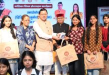 अंतरराष्ट्रीय बालिका दिवस पर मुख्यमंत्री ने 149 मेधावी बालिकाओं को स्मार्टफोन प्रदान कर किया सम्मानित