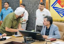 अपनों की प्रताड़ना से टूटे बुजुर्ग, न्याय की आस में पहुंचे समाधान दिवस