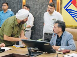 अपनों की प्रताड़ना से टूटे बुजुर्ग, न्याय की आस में पहुंचे समाधान दिवस