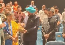 राज्यपाल ने देखी विनोद कापड़ी की बहुचर्चित फिल्म ‘पायर’