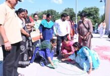 स्पीकर ऋतु खण्डूडी भूषण ने छात्राओं एवं भाजपा कार्यकर्ताओं के साथ बनाई आकर्षक रंगोलियां