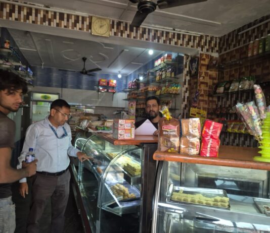 मिठाई की ट्रे पर निर्माण और एक्सपायरी डेट लिखना अनिवार्य, खाद्य विभाग ने की 27 दुकानों पर जांच