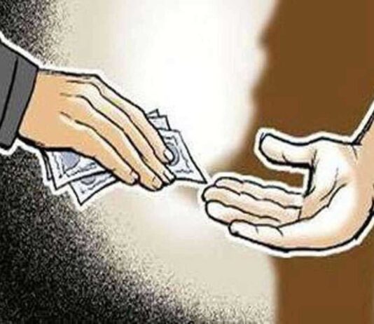 दस हजार की रिश्वत लेते रंगे हाथ महिला एएसआई गिरफ्तार